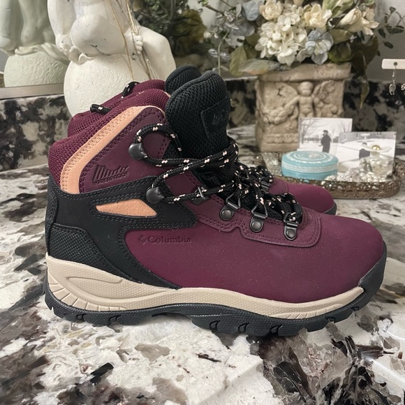 NWOB Columbia Women's Newton Ridge Plus in Marionberry Black Size 6.5 - Picture 2 of 11